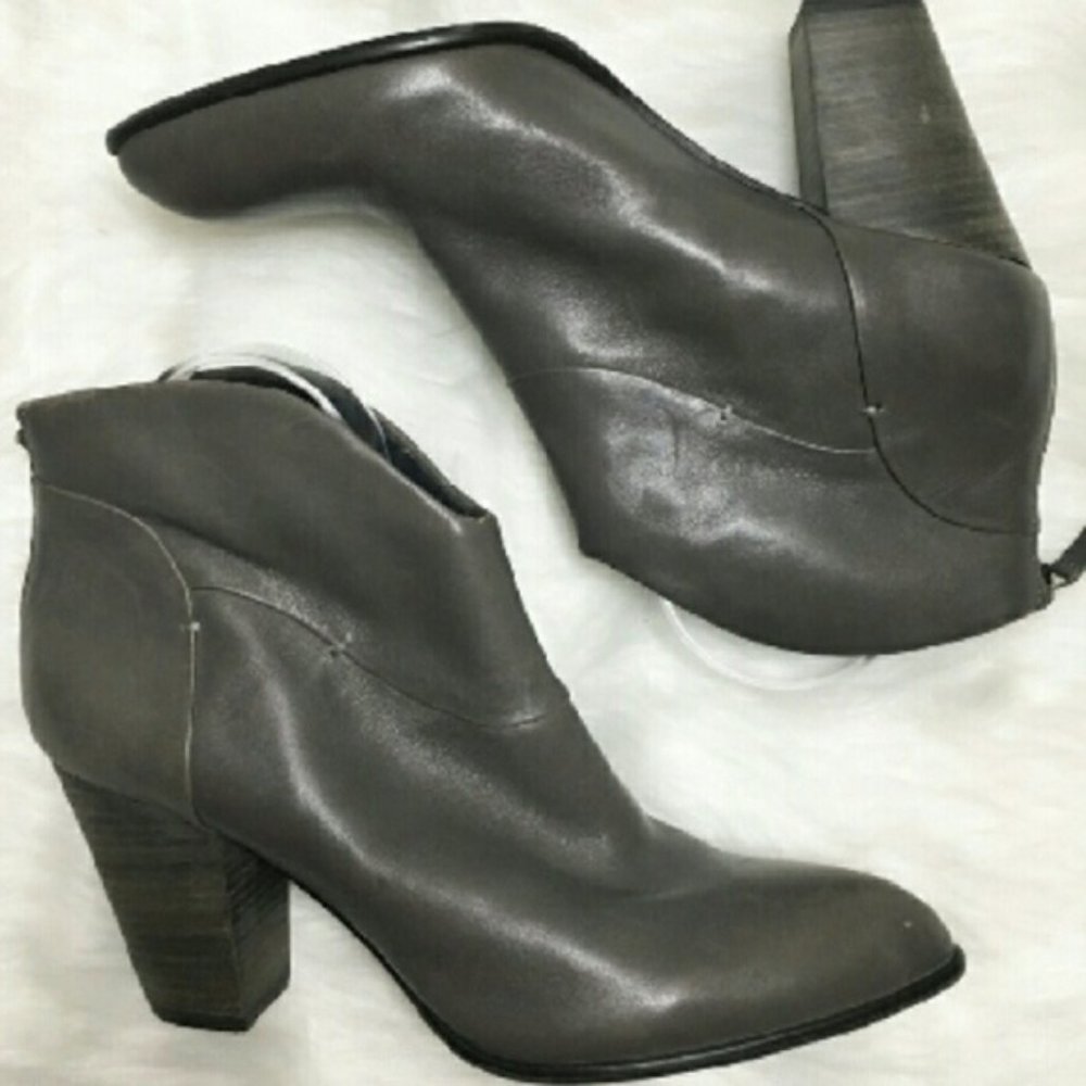 Gray Leather Ankle Boots Bootie B. Makowsky Women